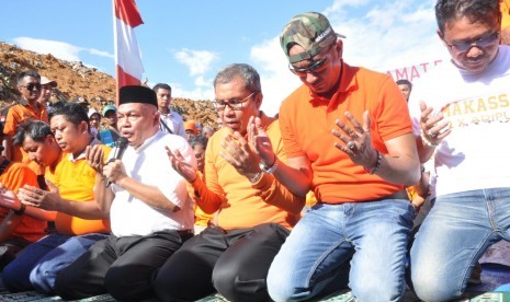 Wali Kota Makassar, M Ramdhan Pomanto sujud syukur di Tempat Pembuangan Akhir (TPA) Tamangapa usai mendapat Piala Adiputra Kirana dari Kementerian Lingkungan Hidup, Senin (25/7).