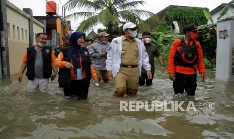 Wali Kota Makassar Moh. Ramdhan Pomanto (kedua kanan) meninjau daerah terdampak banjir di Kelurahan Batua, Makassar, Sulawesi Selatan, Selasa (7/12/2021). Sejumlah permukiman di daerah itu terendam banjir setelah diguyur hujan dengan intensitas tinggi beberapa hari terakhir. 