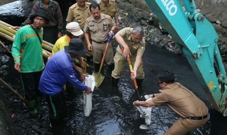 Wali kota Makassar, Mohammad Ramdhan Pomanto ikut membersihkan salah satu drainase di kota Makassar.