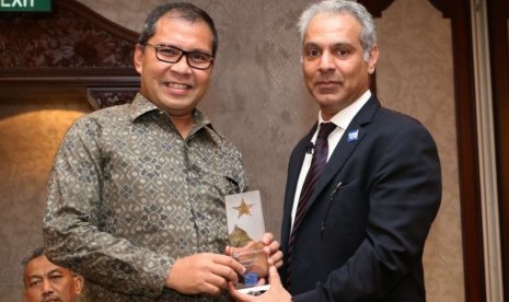 Wali Kota Makassar Ramdhan Pomanto saat menerima Open Gov Award Singapura