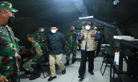 Wali Kota Malang, Sutiaji (baju hitam) meninjau RS Darurat atau Lapangan di kawasan RS Soepraoen, Senin 