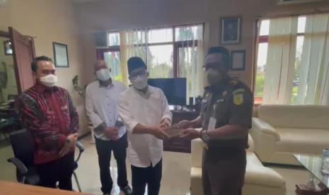 Wali Kota Malang, Sutiaji (berkopiah) membayar denda Rp 25 juta kepada Kejaksaan Negeri (Kejari) Kabupaten Malang.