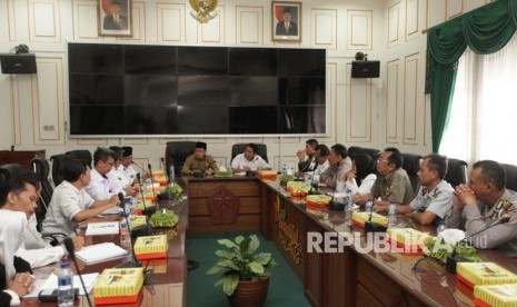 Wali Kota Malang, Sutiaji melaksanakan audiensi dengan para kepala sekolah  yang berasal dari sekitaran Jalan Bandung, Malang.