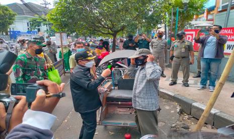 Wali Kota Malang, Sutiaji melakukan inspeksi mendadak (sidak) di sejumlah pusat perbelanjaan dan sekitarnya di wilayah Klojen, Kota Malang, Selasa (11/5).