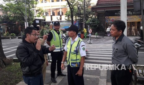 Wali Kota Malang, Sutiaji meninjau uji rekayasa lalu lintas (lalin) di  Jalan Bandung, Kota Malang, Senin (21/1).