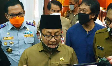 Wali Kota Malang Sutiaji saat melakukan audiensi di Balai Kota Malang, Selasa (12/5). Wali Kota Malang, Sutiaji mendorong sektor konstruksi dan industri pengolahan bisa membantu memulihkan ekonomi di masa pandemi Covid-19. Dua sektor ini sebelumnya tumbuh relatif stabil sehingga menjadi fokus Pemerintah Kota (Pemkot) Malang.