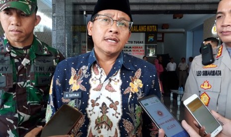 Wali Kota Malang, Sutiaji (tengah) saat memberikan keterangan pers di Mapolresta Kota Malang, Jumat (10/1).(Republika/Wilda Fizriyani)