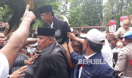 Wali Kota Mataram Ahyar Abduh (peci hitam) bersama pasangannya Wakil Ketua DPRD NTB Mori Hanafi (peci kuning) mendaftar Pilgub NTB di Kantor KPU NTB, Jalan Langko, Mataram, NTB, Rabu (10/1). 