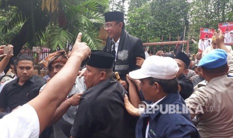 Wali Kota Mataram Ahyar Abduh (peci hitam) bersama pasangannya Wakil Ketua DPRD NTB Mori Hanafi (peci kuning) mendaftar Pilgub NTB di Kantor KPU NTB, Jalan Langko, Mataram, NTB, Rabu (10/1). 