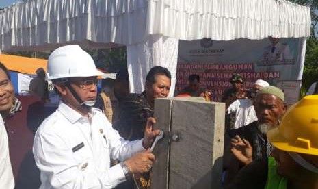 Wali Kota Mataram Ahyar Abduh secara resmi memulai pembangunan rumah instan sederhana sehat (Risha) dan rumah instan konvensional (Riko) di Lingkungan Pengempel Indah, Kelurahan Bertais, Kecamatan Sandubaya, Mataram, NTB, Rabu (3/10).  