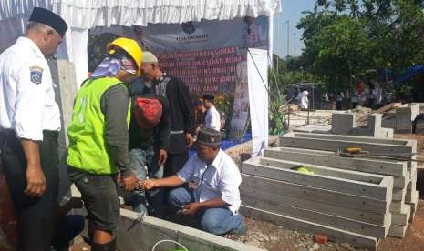 Wali Kota Mataram Ahyar Abduh secara resmi memulai pembangunan rumah instan sederhana sehat (Risha) dan rumah instan konvensional (Riko) di Lingkungan Pengempel Indah, Kelurahan Bertais, Kecamatan Sandubaya, Mataram, NTB, Rabu (3/10). 