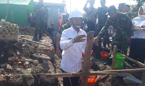 Wali Kota Mataram Ahyar Abduh secara resmi memulai pembangunan rumah instan sederhana sehat (Risha) dan rumah instan konvensional (Riko) di Lingkungan Pengempel Indah, Kelurahan Bertais, Kecamatan Sandubaya, Mataram, NTB, Rabu (3/10).