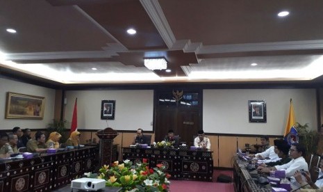 Wali Kota Mataram Ahyar Abduh (tengah) bersama Ketua PWNU NTB Taqiuddin (kanan) dalam rapat persiapan musyawarah nasional (munas) dan konferensi besar (konbes) Nadhlatul Ulama (NU) 2017 di Kantor Wali Kota Mataram, Selasa (31/10).