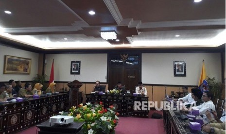 Wali Kota Mataram Ahyar Abduh (tengah) bersama Ketua PWNU NTB Taqiuddin (kanan) dalam rapat persiapan musyawarah nasional (munas) dan konferensi besar (konbes) Nadhlatul Ulama (NU) 2017 di Kantor Wali Kota Mataram, Selasa (31/10).