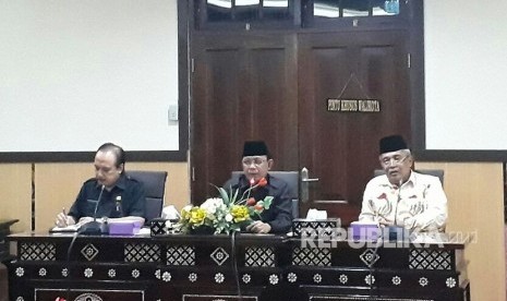 Wali Kota Mataram Ahyar Abduh (tengah) bersama Ketua PWNU NTB Taqiuddin (kanan) dalam rapat persiapan musyawarah nasional (munas) dan konferensi besar (konbes) Nadhlatul Ulama (NU) 2017 di Kantor Wali Kota Mataram (Ilustrasi)