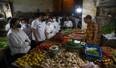 Wali Kota Medan Bobby Nasution (kedua kiri) bersama Ketua Tim Penggerak Pemberdayaan Kesejahteraan Keluarga (TP PKK) Kota Medan Kahiyang Ayu (kiri)  