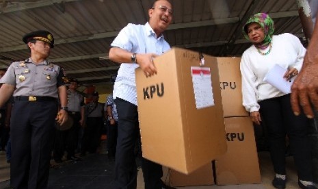  Wali Kota Medan Dzulmi Eldin (tengah) mengangkat kotak suara ke truk untuk didistribusikan di Medan, Sumut, Ahad (6/7). 