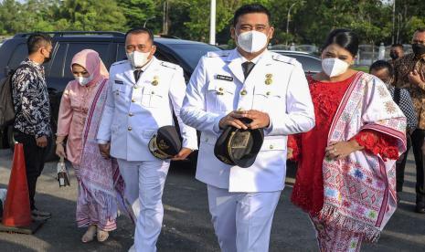 Wali Kota Medan terpilih Muhammad Bobby Afif Nasution (kedua kanan) didampingi istri Kahiyang Ayu (kanan) bersama Wakil Wali Kota Medan terpilih Aulia Rachman (ketiga kiri) didampingi istri Shaula Ardianty (kedua kiri) bersiap mengikuti pelantikan di Medan, Sumatera Utara, Jumat (26/2/2021). Muhammad Bobby Afif Nasution-Aulia Rachman dilantik menjadi Wali Kota-Wakil Wali Kota Medan periode 2021-2024.