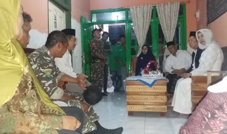 Wali Kota Mojokerto Ika Puspitasari mengisi malam pergantian tahun dengan bersilaturahim ke rumah Riyanto, anggota Banser NU yang wafat 18 tahun lalu.