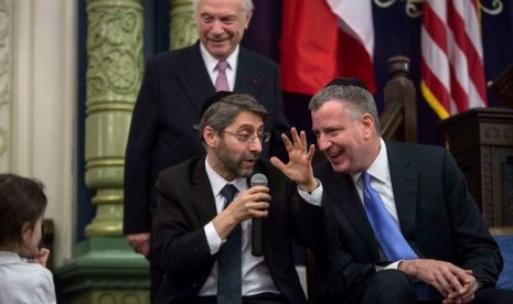 Wali Kota New York Bill de Blasio saat menemui rabi asal Prancis di sinagog Park East