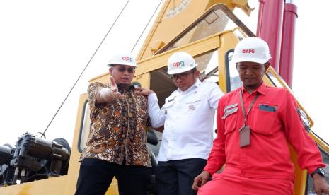 Wali Kota Padang Hendri Septa bersama anggota Komisi VI DPR Andre Rosiade dan Kepala Balai Prasarana Permukiman Wilayah Sumbar Kusworo Darpito.   