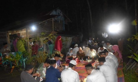 Wali Kota Padang, Mahyeldi Ansharullah dan rombongan, menikmati sahur bersama di rumah seorang warga miskin.