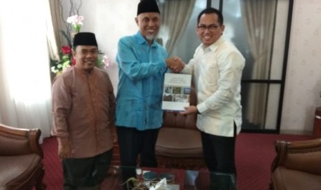 Wali Kota Padang, Mahyeldi Ansharullah (tengah), menerima masterplan pengembangan ekonomi syariah.