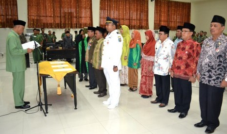  Wali Kota Padang melakukan pelantikan di depan seluruh pejabat yang dilantik dan undangan yang hadir di ruang Bagindo Azizchan, Balai Kota Padang. 