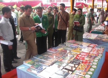 Wali Kota Palembang, Eddy Santana Putra, mengajak masyarakat terbiasa membaca buku. 