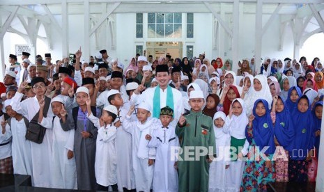  Wali kota Palembang Harnojoyo memperingati hari santri nasional 2017 di rumah dinas, Ahad (22/10) melepas ratusan hafiz untuk mengikuti wisuda akbar hafiz se-Sumatera Selatan.