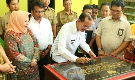 Wali Kota Palembang Harnojoyo, meresmikan berdirinya bank sampah di RS Mohammad Hoesin (RSMH), Palembangm Senin (16/10)