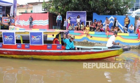 Wali Kota Palembang non aktif Harnojoyo berlayar di Sungai Sekanak saat  meresmikan satu destinasi wisata baru di Palembang bernama #Tepian Sekanak Bersolek dengan menyusuri sungai.