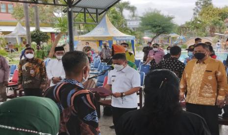 Wali Kota Palu: jangan Sampai Al Khairaat Bercerai-berai.  Wali Kota Palu Hadianto Rasyid (baju putih).