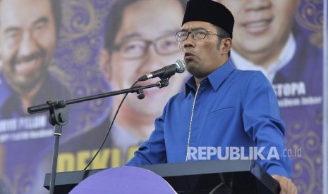 Wali Kota Ridwan Kamil memberikan sambutan didepan kader saat menghadiri acara deklarasi dukungan Partai Nasdem untuk Ridwan Kamil sebagai calon Gubernur Jawa Barat di Lapangan Tegalega, Kota Bandung, Ahad (19/3).