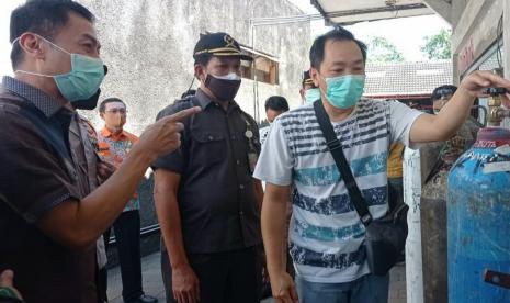 Wali Kota Salatiga, Yuliyanto (paling kiri) saat melakukan sidak di alah satu agen penyalur oksigen yang ada di kota Salatiga, Rabu (7/7)