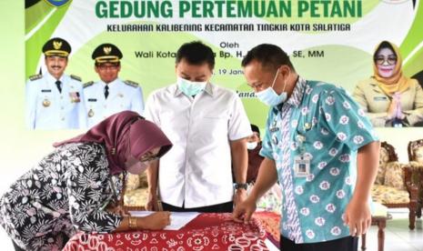 Wali Kota Salatiga, Yuliyanto (tengah) menyaksikan penandatanganan berita acara peresmian gedung pertemuan Petani Kota Salatiga, di lingkungan Kelurahan Kalibening, kecamatan Tingkir, Kota Salatiga, Rabu (19/1).