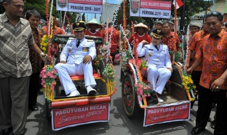 Wali Kota Semarang Hendrar Prihadi bersama Wakilnya Hevearita Gunaryanti naik becak menuju Balai Kota Semarang, usai mengikuti pelantikan bupati dan wali kota yang terpilih dalam  Pilkada serentak tahun 2015, di Lapangan Pancasila Semarang, Rabu (17/2)