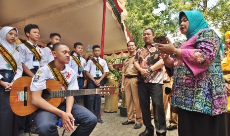 Wali Kota Semarang, Hendrar Prihadi (dua dari kanan) bersama Asisten Deputi (Asdep) Pemenuhan Hak Anak Atas Pendidikan, Kreativitas dan Budaya, Kementeria PPPA, Dra Elvi Hendriani (paling kanan), menyambangi siswa Agen Perubahan, saat mengunjungi Sekolah Ramah Anak SMPN 33 Semarang.