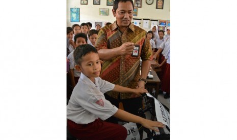 Wali Kota Semarang Hendrar Prihadi (kanan) menyerahkan hadiah sepeda kepada siswa kelas empat SDN Kalibanteng Kidul 1 Daffa Farros Oktoviarto (kiri) karena keberaniannya dalam menegakkan kedisiplinan di Semarang, Jateng, Rabu (20/4).