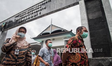  Kepala Dinas Kesehatan Kota (DKK) Solo Siti Wahyuningsih (kiri).  Kasus penyebaran Covid-19 di Solo melandai dalam beberapa waktu terakhir. Namun, justru muncul klaster penyebaran Covid-19 di salah satu Pondok Pesantren (Ponpes) di Kelurahan Kauman, Kecamatan Pasar Kliwon, akhir pekan lalu. Puluhan santri yang dinyatakan reaktif telah menjalani karantina di Asrama Haji Donohudan, Kabupaten Boyolali.