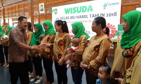 Wali Kota Solo, FX Hadi Rudyatmo, memberikan ucapan selamat kepada 200 peserta Kelas Ibu Hamil Tahun 2018 yang diwisuda di Pendhapi Gede Balai Kota Solo, Rabu (7/11).