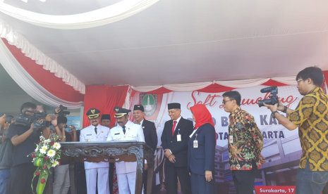 Wali Kota Solo FX Hadi Rudyatmo menandatangani prasasti sof launching RSUD Bung Karno di Semanggi, Kecamatan Pasar Kliwon, Solo, Sabtu (17/8). 