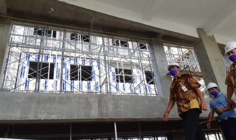 Wali Kota Solo, FX Hadi Rudyatmo, meninjau pembangunan Rumah Sakit Umum Daerah (RSUD) Semanggi, Selasa (16/10). Progres pembangunan RSUD Semanggi mencapai 51 persen. Rencananya, RSUD Semanggi akan dioperasionalkan pada Agustus 2019. 