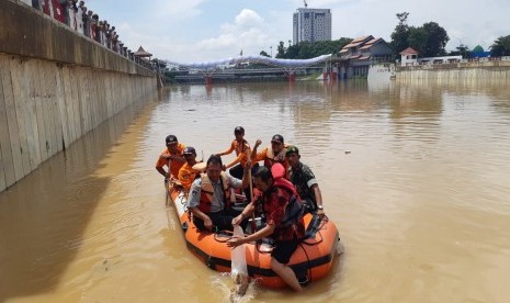 Wali Kota Solo FX Hadi Rudyatmo menyebar ratusan ribu benih ikan jenis nila merah di sungai Kali Anyar kawasan Bendung Karet Tirtonadi, Solo, Kamis (21/3). 