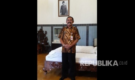 Wali Kota Solo FX Hadi Rudyatmo saat menunjukkan kamar Presiden pertama RI Ir Soekarno di bagian depan bangunan Rumah Dinas Wali Kota Solo atau Loji Gandrung.