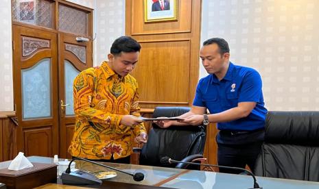 Wali Kota Solo Gibran Rakabuming (kiri) bersama Sekjen LOC FIBA World Cup 2023 di Solo, Kamis (20/7/2023). 