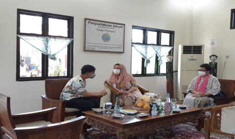 Wali Kota Solo, Gibran Rakabuming Raka, berbincang dengan Direktur Wahid Foundation, Yenny Wahid. Walkot Solo Gibran Rakabuming berseloroh dan menyebut Yenny Wahid sebagai Bu Wapres.