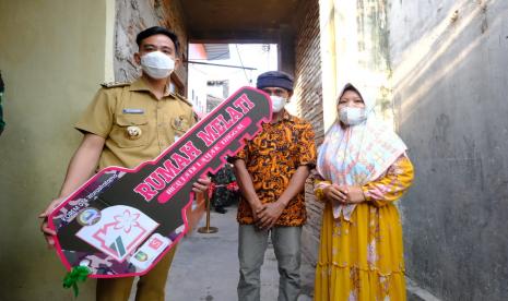 Wali Kota Solo, Gibran Rakabuming Raka bersama Komandan Korem 074/Warastratama, Kolonel (Inf) Deddy Suryadi meresmikan Program ‘Rumah Melati’ (rumah menjadi layak tinggal) yang sudah selesai direhabilitasi pada Senin (10/5). 