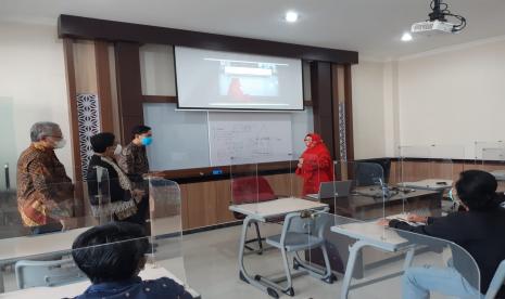 Wali Kota Solo, Gibran Rakabuming Raka, bersama Rektor Universitas Sebelas Maret (UNS), Jamal Wiwoho, meninjau pelaksanaan perkuliahan tatap muka (PTM) di Fakultas Ekonomi dan Bisnis (FEB) UNS, Solo, Jawa Tengah, Rabu (8/9).