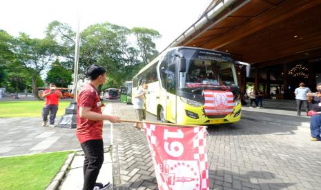 Wali Kota Solo, Gibran Rakabuming Raka, melepas keberangkatan suporter Persis Solo ke Stadion Pakansari Bogor, Jawa Barat, di halaman Balai Kota Solo, Jawa Tengah, Rabu (15/12). 